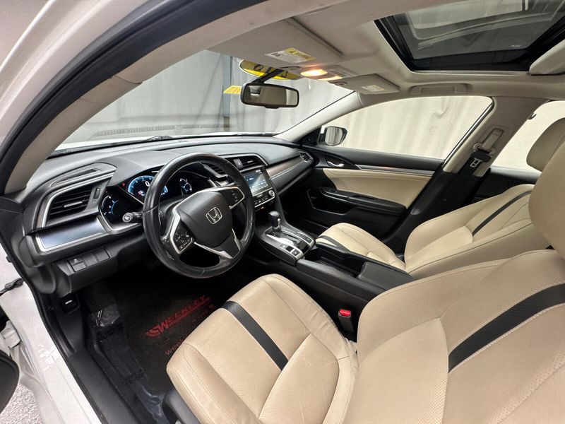 2018 Honda Civic EX-LImage 9