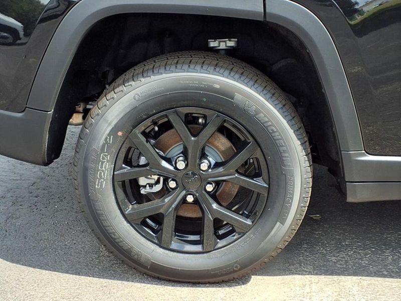 2025 Jeep Grand Cherokee Altitude photo 2