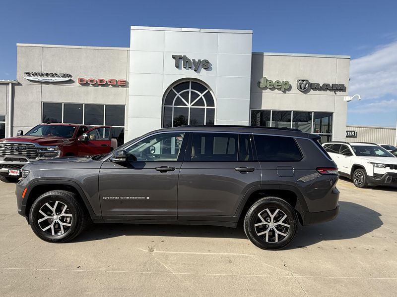 Used 2025 Jeep Grand Cherokee L LimitedImage 32