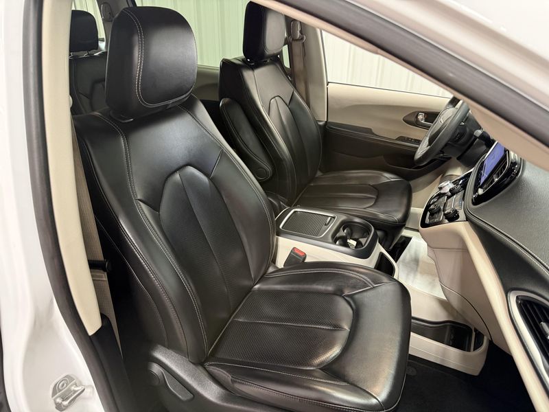 Used 2023 Chrysler Pacifica Touring LImage 10