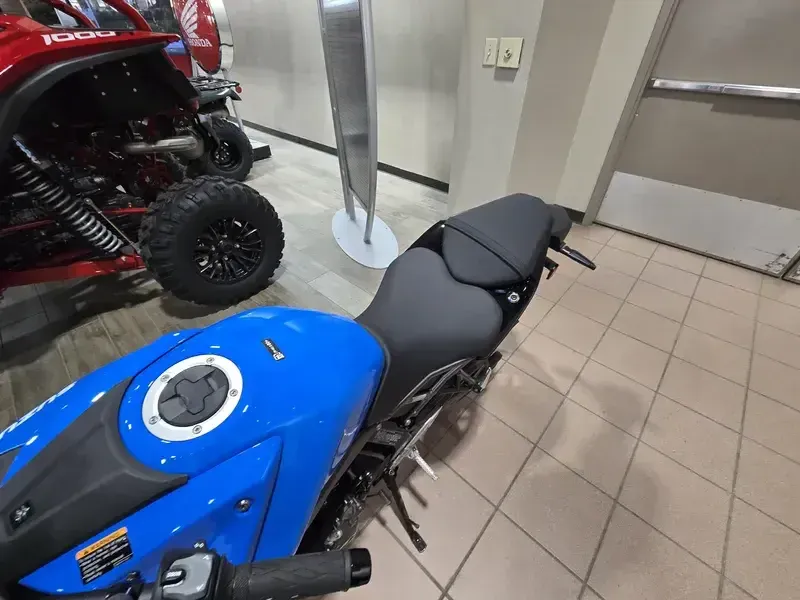 2025 Suzuki GSX8S GLASS SPARKLE BLACK AND PEARL COSMIC BLUE Image 11