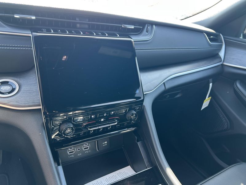 New 2025 Jeep Grand Cherokee L Limited 4x4Image 23