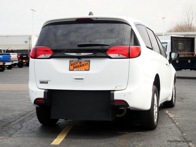 New 2026 Chrysler Voyager Lx