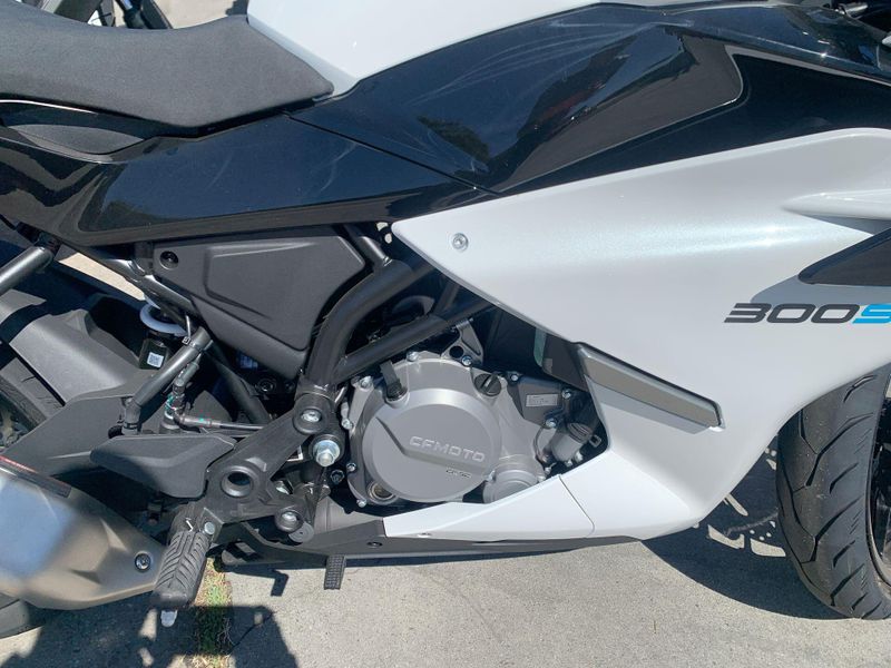 New 2025 CFMOTO 300SS Image 12
