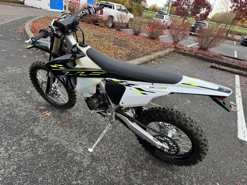 2026 Triumph TF250E - JET BLACK - PURE WHITE 