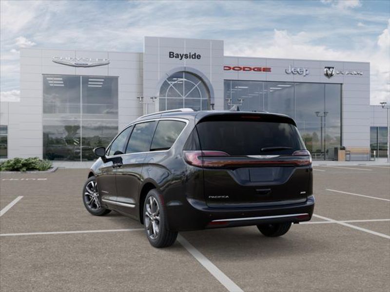 2026 Chrysler Pacifica Pinnacle photo 3