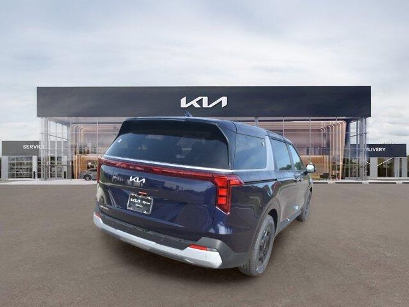 New 2027 Kia Carnival LXSImage 4