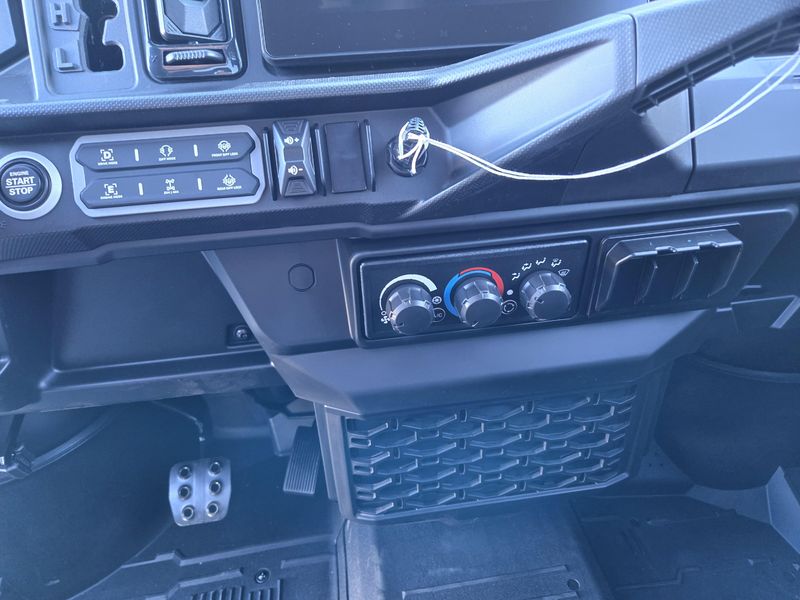 NEW 2026 CAN-AM DEFENDER MAX LIMITED CAB HD11 Image 34