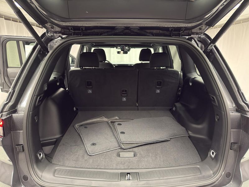 New 2025 Jeep Grand Cherokee Laredo 4x4Image 12