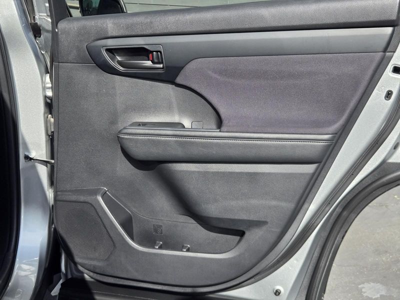 Used 2024 Toyota Highlander LE FWD (Natl)