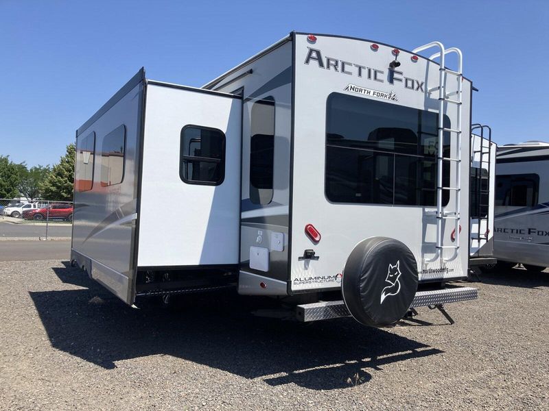 2024 ARCTIC FOX 32A  in a MOON STONE exterior color. Legacy Powersports 541-663-1111 legacypowersports.net 