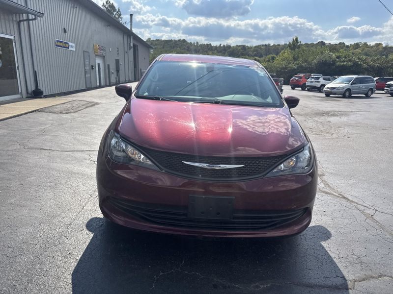 2018 Chrysler Pacifica L photo 3