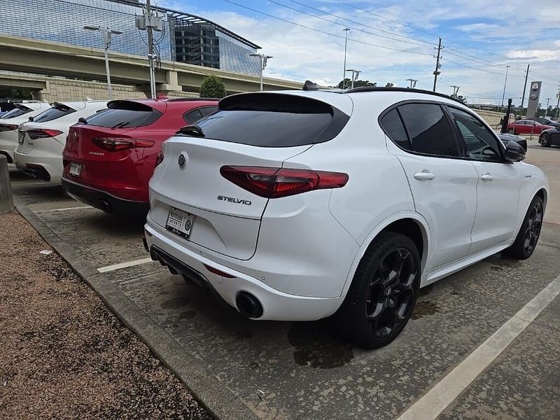 2022 Alfa Romeo Stelvio VeloceImage 3