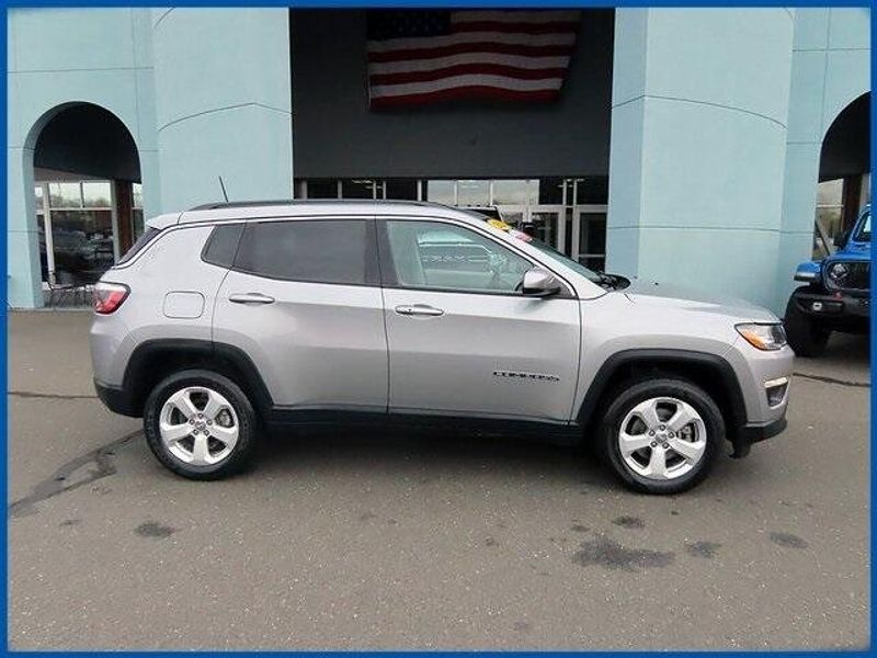 2021 Jeep Compass Latitude photo 2