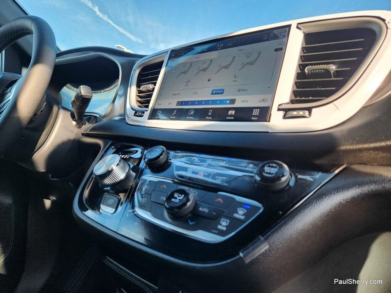 New 2026 Chrysler Voyager LX