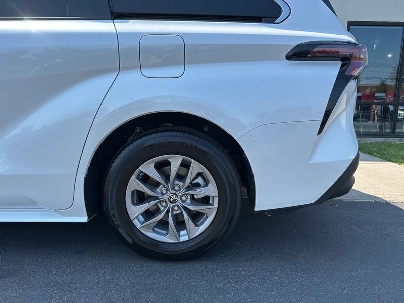 2025 Toyota Sienna XLEImage 14