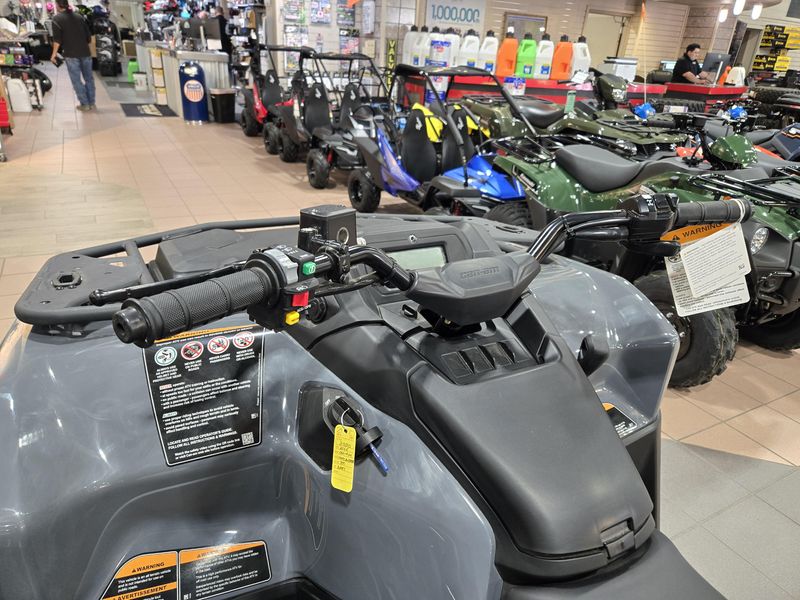2025 Can-Am OULANDER 700 GRANITE GRAY Image 11