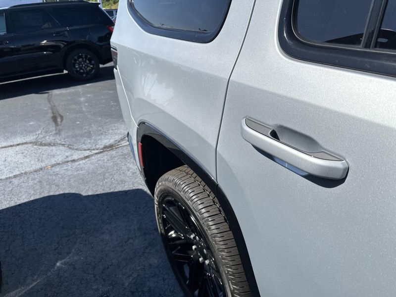 2023 Jeep Wagoneer Series CarbideImage 6