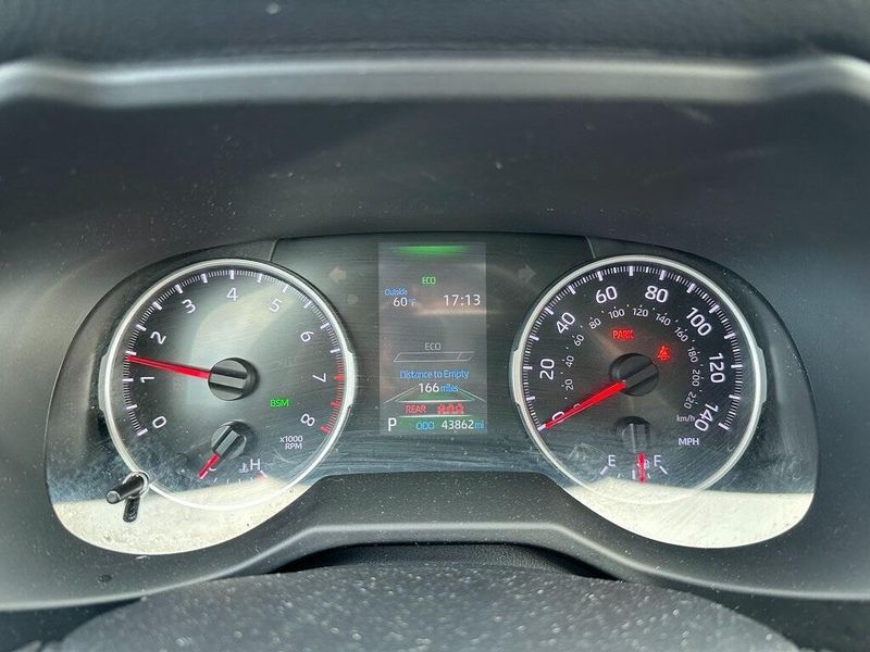 2021 Toyota RAV4 LEImage 18
