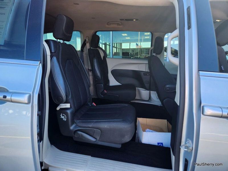2022 Chrysler Voyager LXImage 37