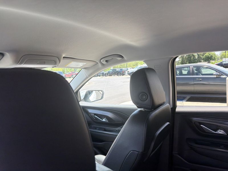 Used 2024 GMC Terrain SLTImage 31