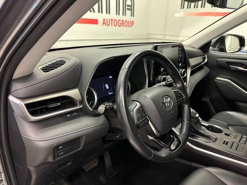 2021 Toyota Highlander XLE photo 18