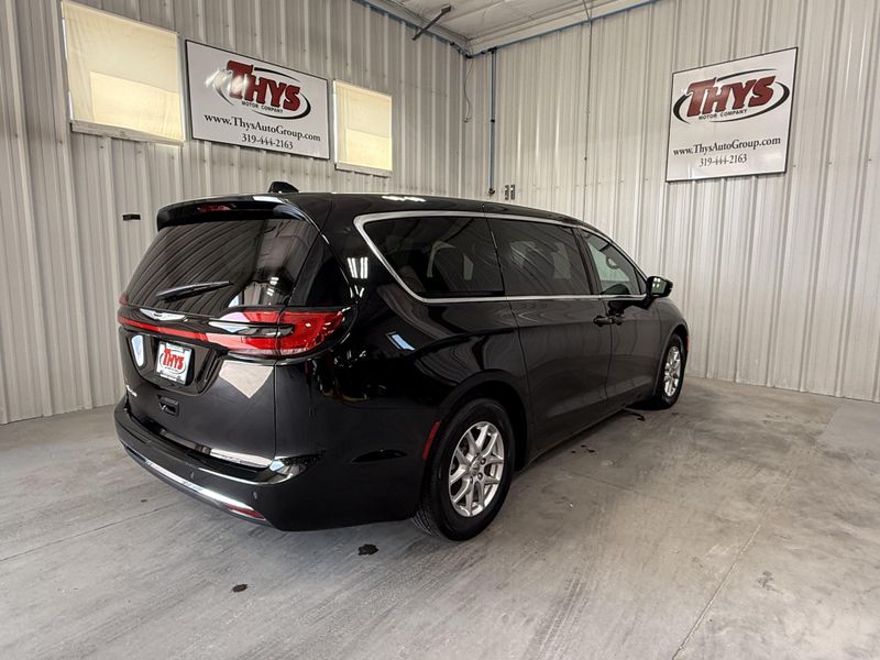 Used 2025 Chrysler Pacifica SelectImage 3