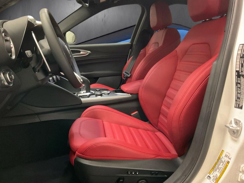 New 2026 Alfa Romeo Giulia AwdImage 4