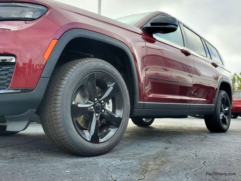2025 Jeep Grand Cherokee Limited photo 8