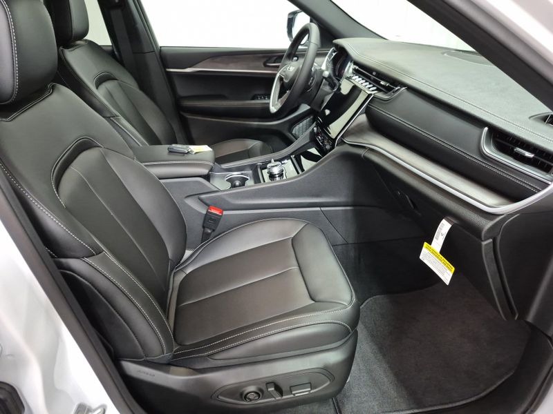 2025 Jeep Grand Cherokee L Limited 4x4Image 12