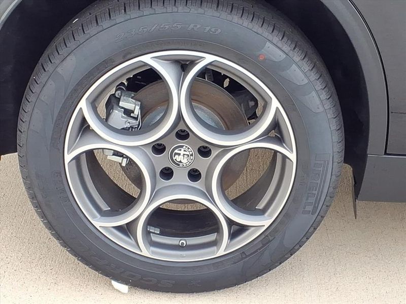 New 2025 Alfa Romeo Stelvio AwdImage 6