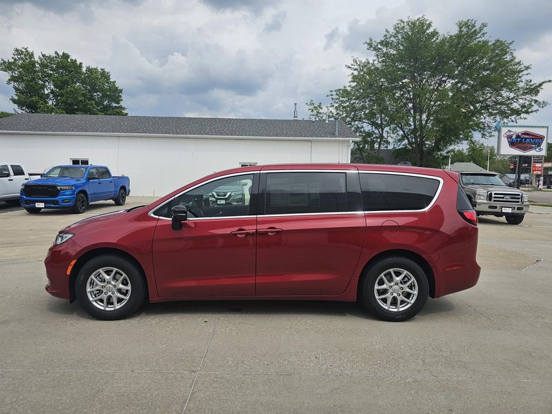 2025 Chrysler Pacifica SelectImage 5