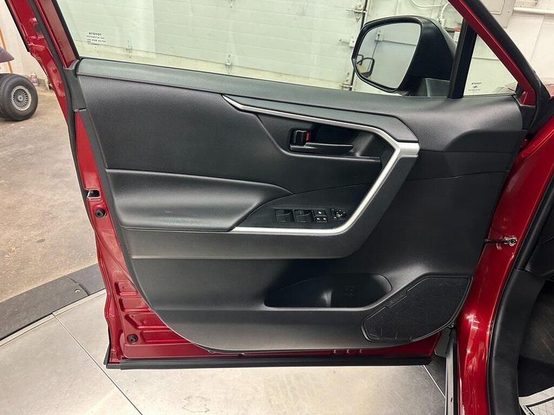 2022 Toyota RAV4 LE photo 10