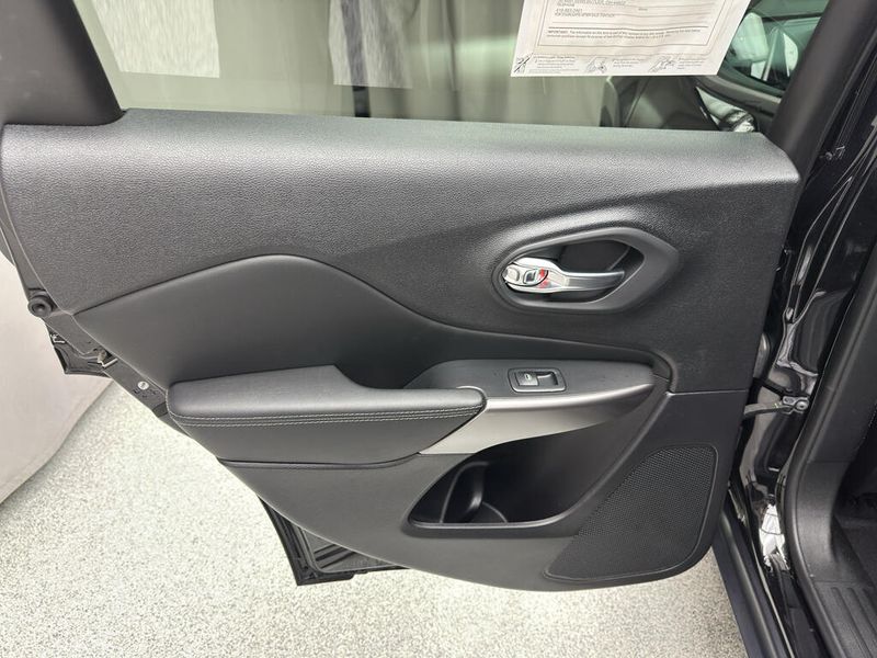 Used 2022 Jeep Cherokee LimitedImage 12