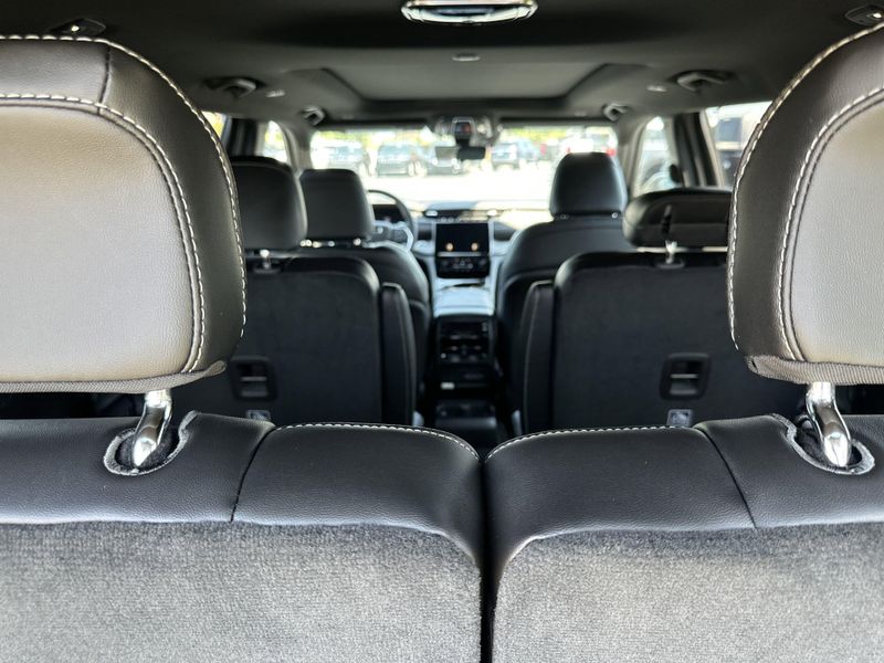 New 2025 Jeep Grand Cherokee L Limited 4x4Image 13