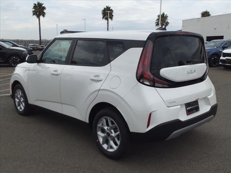 2025 Kia Soul LXImage 4