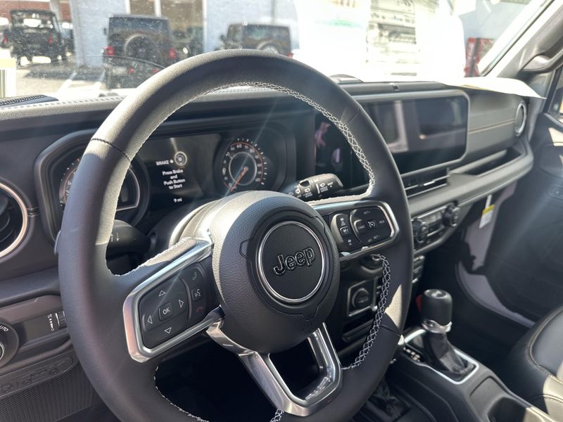 2025 Jeep Wrangler 4-door SaharaImage 21