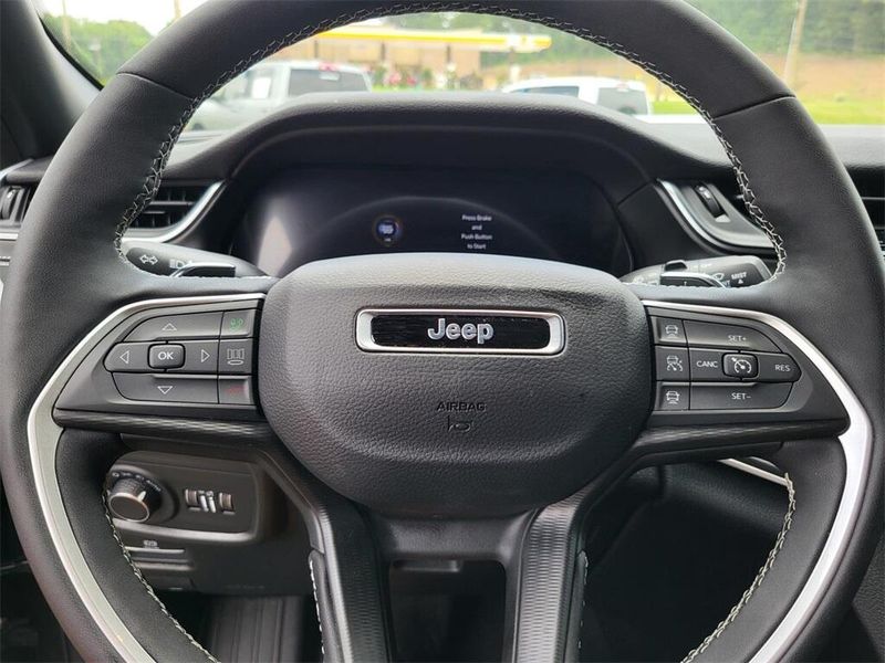 2025 Jeep Grand Cherokee LaredoImage 15