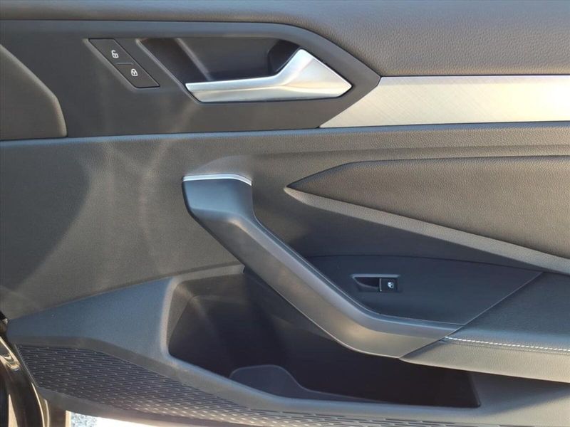 2024 Volkswagen Jetta SE photo 2