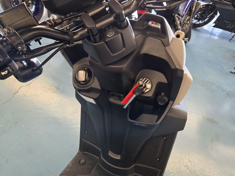2025 Yamaha ZUMA 125 SAND GRAY Image 16