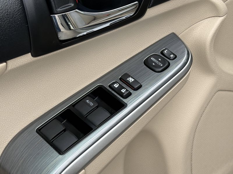 2013 Toyota Camry Hybrid XLEImage 19