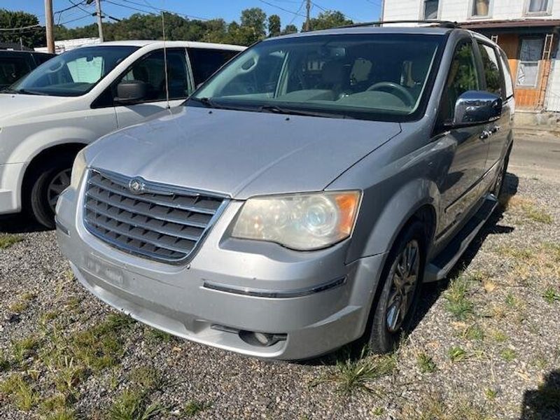 Used 2008 Chrysler Town & Country LMTImage 1