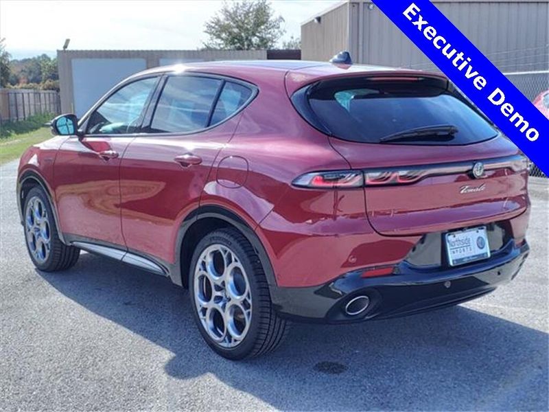 2024 Alfa Romeo Tonale Veloce Eawd in a Alfa Rosso (Red) exterior color and Red/Blackinterior. Northside Alfa Romeo of Houston 281-475-4549 alfaromeousaofnorthhouston.com 