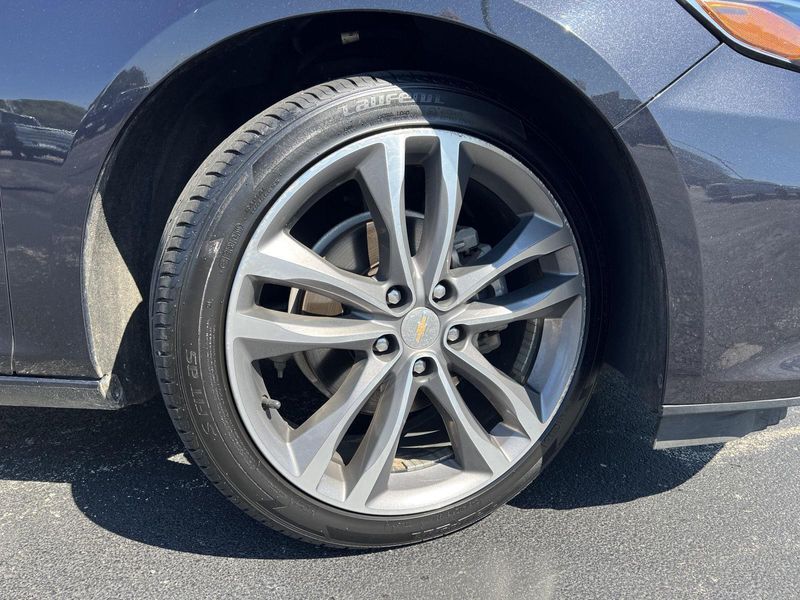 2023 Chevrolet Malibu 1LT photo 2
