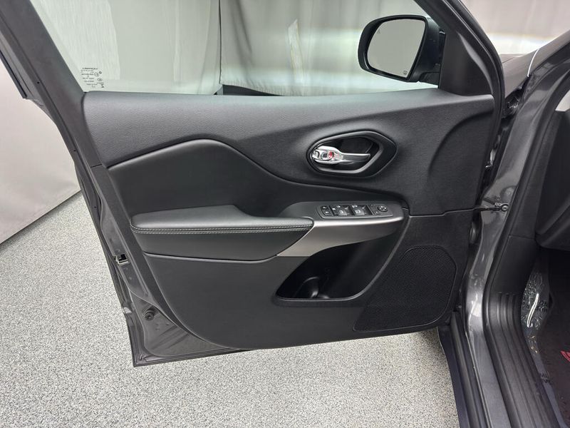 Used 2022 Jeep Cherokee Latitude LuxImage 8