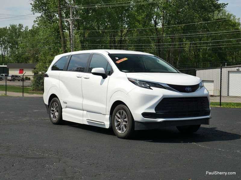 2022 Toyota Sienna Hybrid LEImage 33