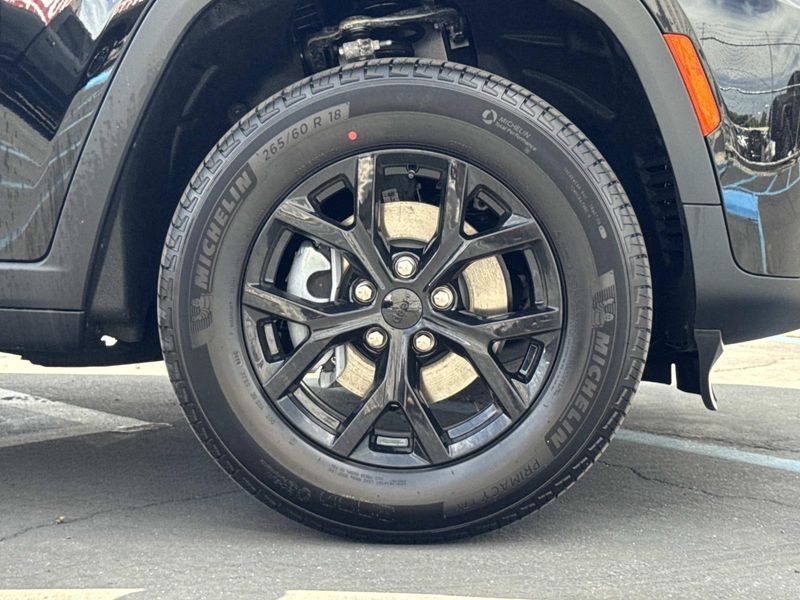 New 2026 Jeep Grand Cherokee Laredo Altitude 4x2