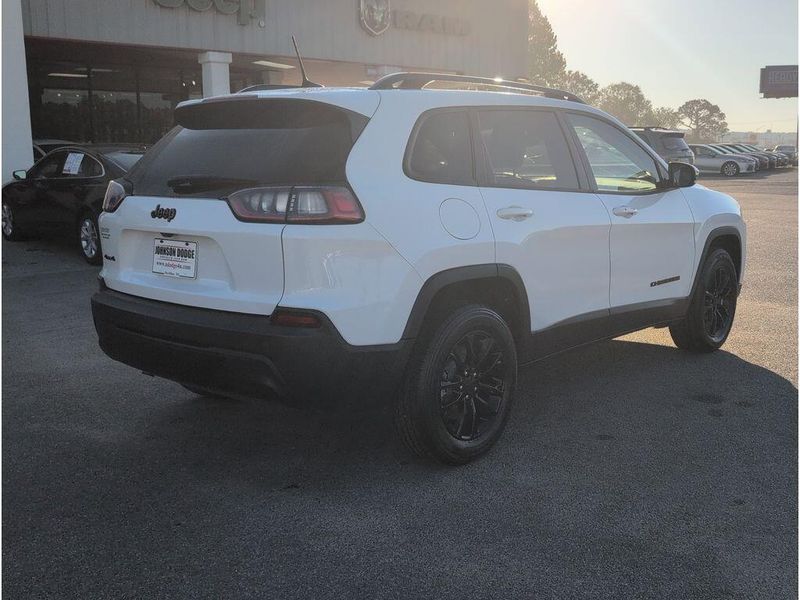 Used 2023 Jeep Cherokee Altitude LuxImage 5