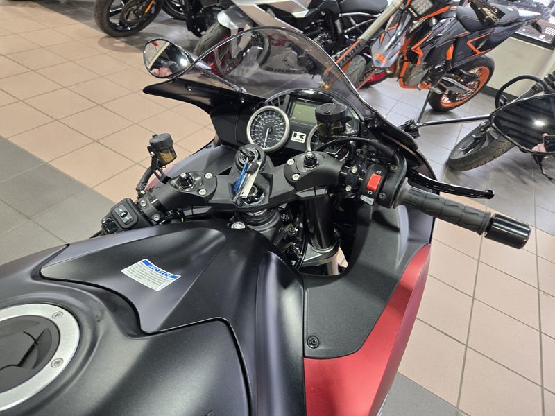 2025 Kawasaki NINJA ZX14R ABS METALLIC MATTE SOVEREIGN RED AND METALLIC FLAT SPARK BLACK AND METALLIC MATTE GRAPHITE GRAY Image 8