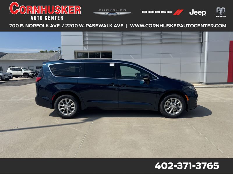 New 2025 Chrysler Pacifica SelectImage 1